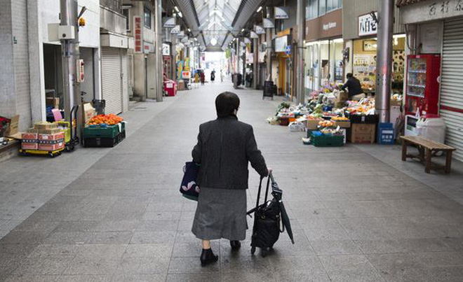 Công nghiệp Nhật Bản yếu dần trong suy thoái vì dân số ngày càng già